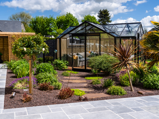 HELENE-Orangerie-chemin-pave-et-canape
